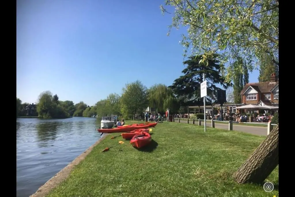 River Cabin Retreat Shepperton