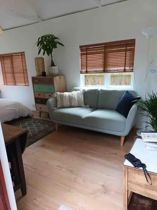 River Cabin Retreat Shepperton Holiday home