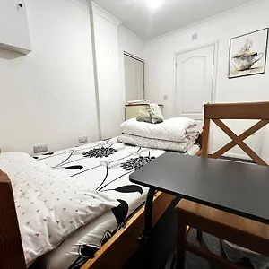  Guest house Place In Luton-d With Private Bathroom No Kitchen Access United Kingdom